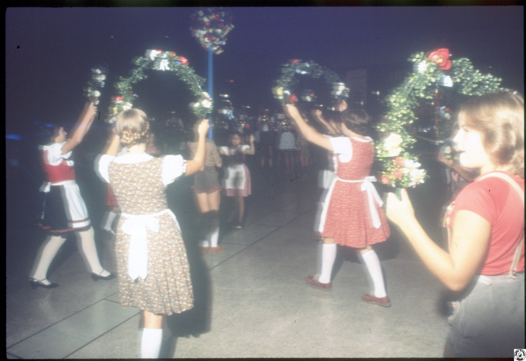 1978 Oktoberfest 15 kids garland.jpg